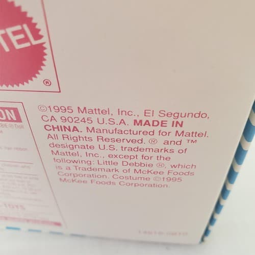 Barbie 1995- Series II Collector's Edition- Barbie as Little Debbie Snacks' Girl - Thumbnail 5