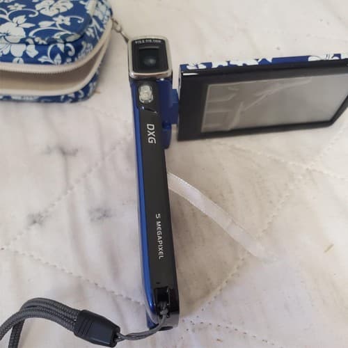 DXG 5-COV HD 5MP Pocket Camcorder in Hibiscus Blue Print with Bag - Thumbnail 7