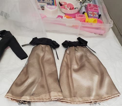 Lot of Miscellaneous Barbie Wedding Accessories with Cake & More Playsets - Thumbnail 6