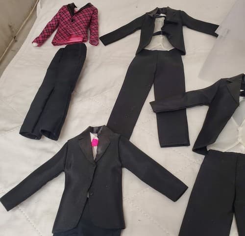 Lot of Miscellaneous Barbie Wedding Accessories with Cake & More Playsets - Thumbnail 4