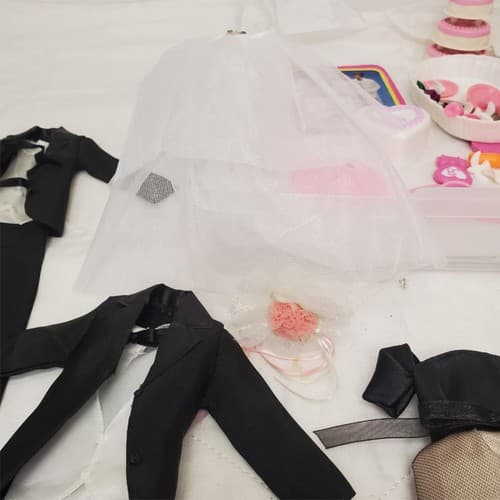 Lot of Miscellaneous Barbie Wedding Accessories with Cake & More Playsets - Thumbnail 7