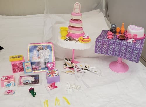 Lot of Miscellaneous Barbie Wedding Accessories with Cake & More Playsets - Thumbnail 8