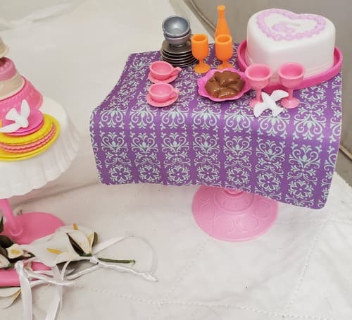Lot of Miscellaneous Barbie Wedding Accessories with Cake & More Playsets - Thumbnail 11