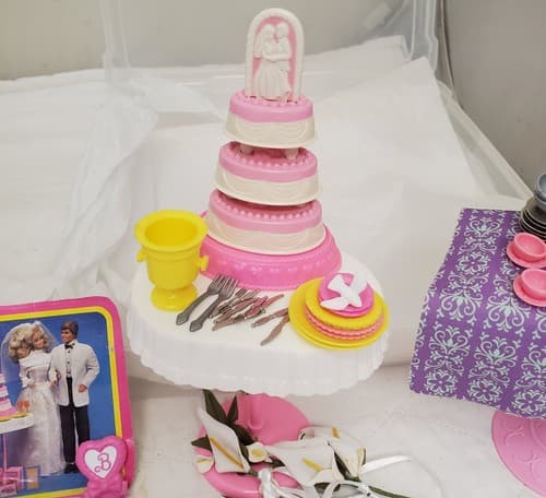 Lot of Miscellaneous Barbie Wedding Accessories with Cake & More Playsets - Thumbnail 10