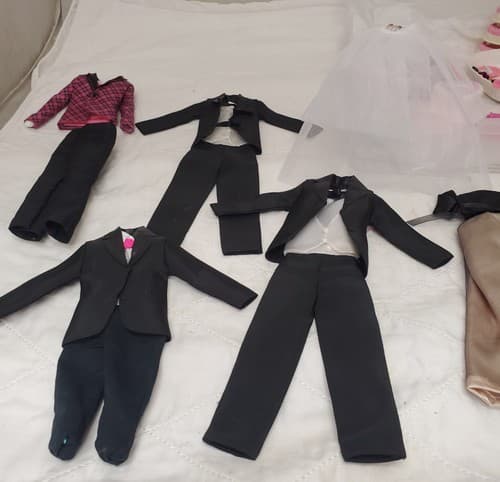 Lot of Miscellaneous Barbie Wedding Accessories with Cake & More Playsets - Thumbnail 5