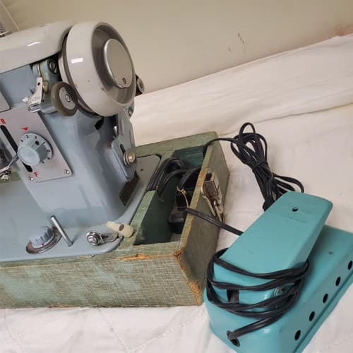 Vintage White Zig Zag Sewing Machine - Thumbnail 7