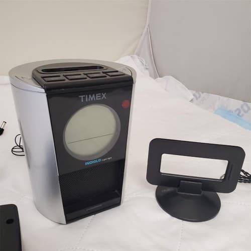 Timex Indiglo Night Light Alarm Clock and Radio - Thumbnail 3