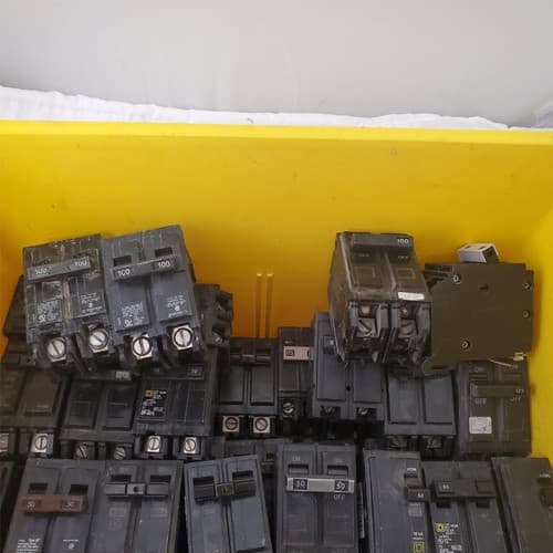 Large Lot of 79 used circuit breakers Assorted - Thumbnail 3