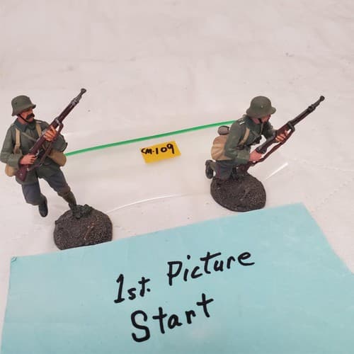 W. Britain 23056 1916-18 German Infantry Running with Grenade Bags CM-109 - Image 1