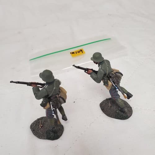 W. Britain 23056 1916-18 German Infantry Running with Grenade Bags CM-109 - Thumbnail 3