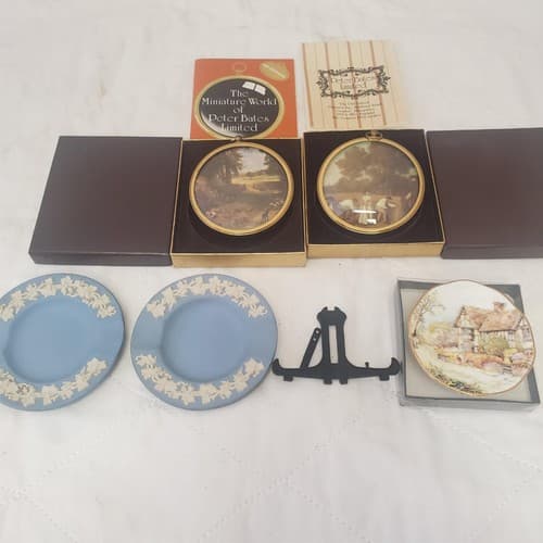 Lot of Assorted Wedgwood Queensware Plates & Miniature World of Peter Bates Post - Thumbnail 2