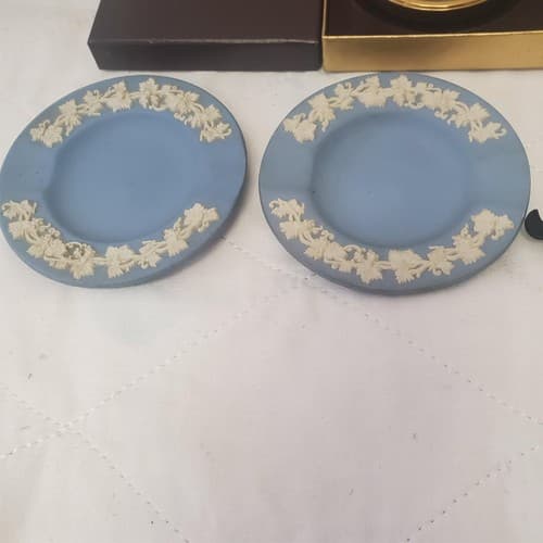 Lot of Assorted Wedgwood Queensware Plates & Miniature World of Peter Bates Post - Thumbnail 3