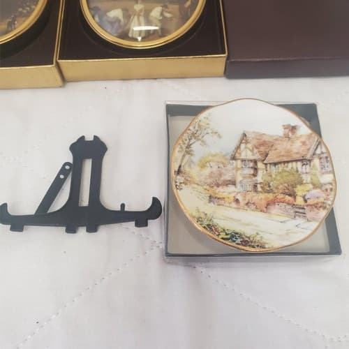 Lot of Assorted Wedgwood Queensware Plates & Miniature World of Peter Bates Post - Thumbnail 6