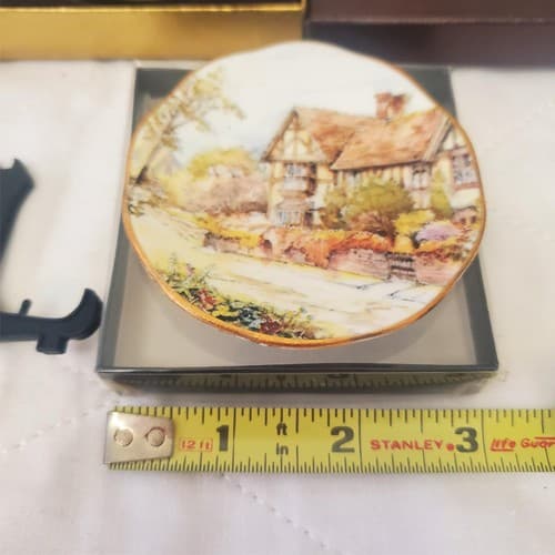Lot of Assorted Wedgwood Queensware Plates & Miniature World of Peter Bates Post - Thumbnail 9
