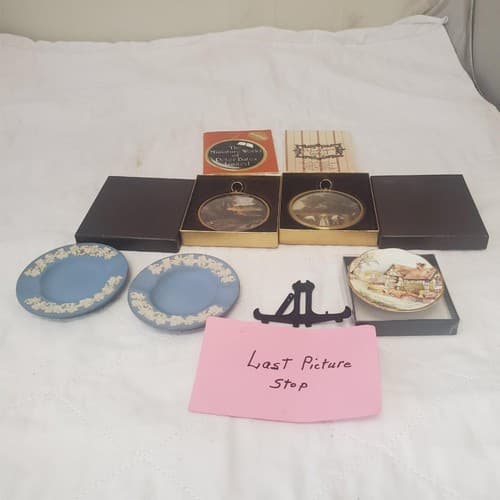 Lot of Assorted Wedgwood Queensware Plates & Miniature World of Peter Bates Post - Thumbnail 17