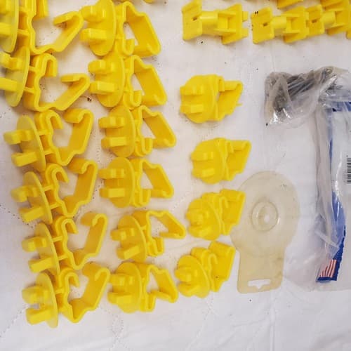 Fi-Shock Standard Snug-Fitting T-Post Insulator & Wood Post Knob Insulator - Thumbnail 3