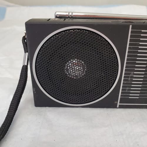 Kingston Portable AM/FM Radio w Earphone Jack - Thumbnail 4