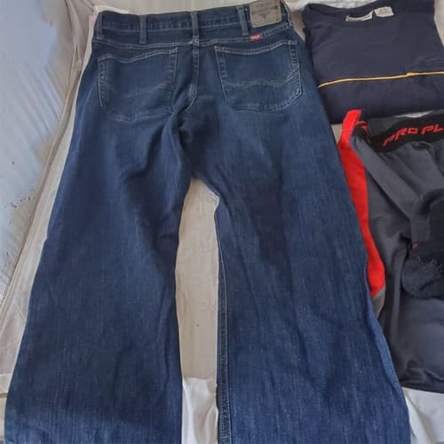 Lot of Assorted Multi Brand T-shirt, Jeans, Shorts & Socks Set - Thumbnail 5