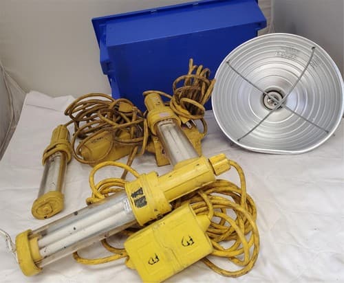 Fluorescent Portable Handheld Work Light , All Reptiles 8.5" Dome Lamp LOT-1068 - Image 1