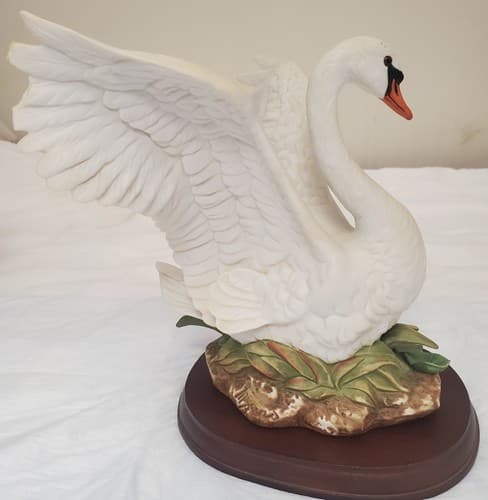Homco 1987 White Swan Figurine Masterpiece Porcelain on Wood Base - Thumbnail 5
