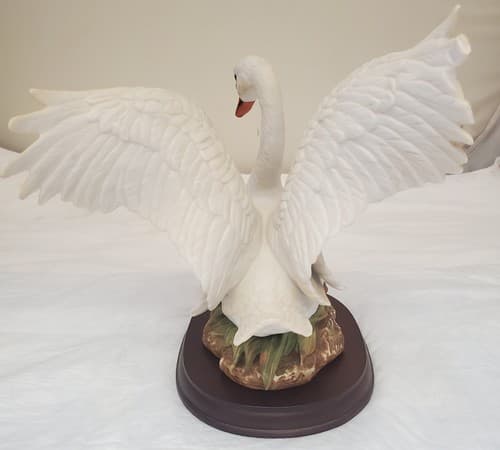 Homco 1987 White Swan Figurine Masterpiece Porcelain on Wood Base - Thumbnail 4