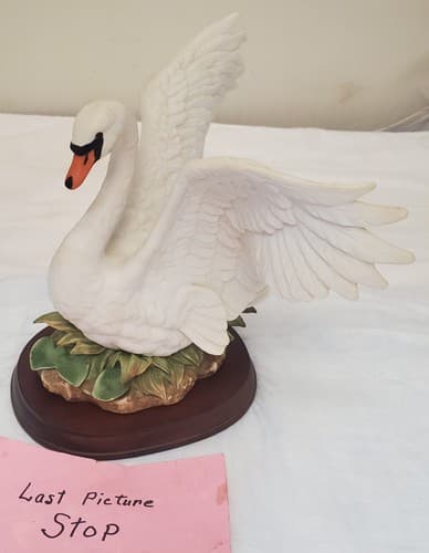 Homco 1987 White Swan Figurine Masterpiece Porcelain on Wood Base - Thumbnail 7