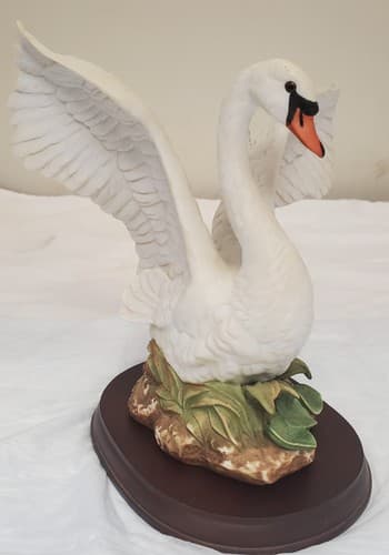 Homco 1987 White Swan Figurine Masterpiece Porcelain on Wood Base - Thumbnail 6