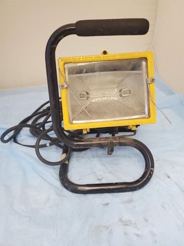 Designer's Edge Portable Halogen Work Light With Switch Orange 500 Watt L33 - Image 1