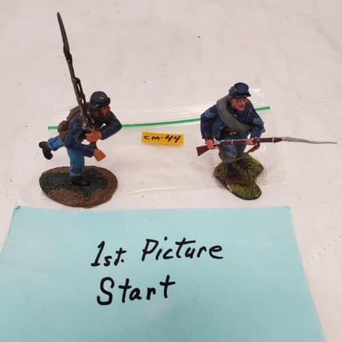 The Collectors Showcase CS00975 69th New York Irish Brigade Advancing CM-44 - Image 1