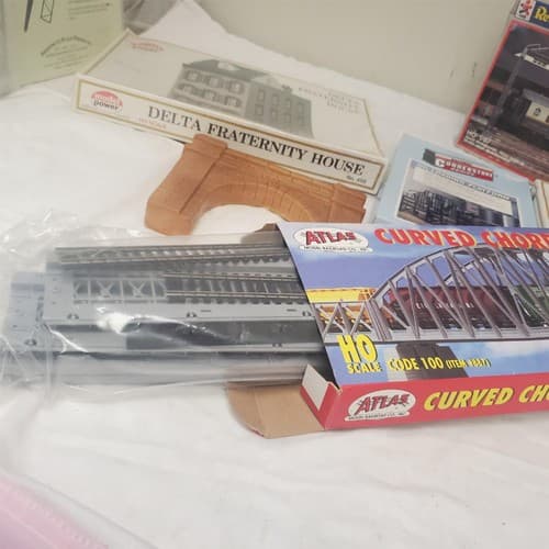 Lot of 5 HO Scale Model Kits Atlas, Revell, Model Power, Walthers Bridge Set - Thumbnail 22