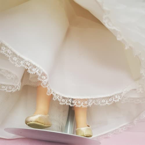 Madame Alexander #1685 Elise Bride Doll with Box & Stand - Thumbnail 12