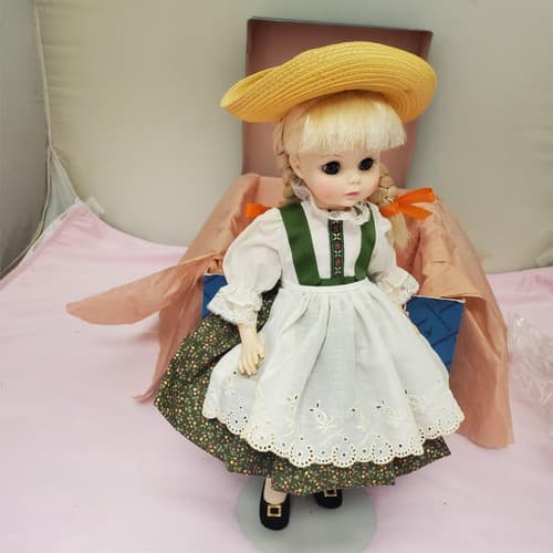 Madame Alexander #1580 Heidi Miniature Doll with Box & Stand - Thumbnail 9