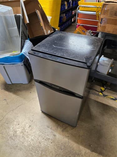 Working Electrolux FFS31B2QM Mini Refrigerator Freezer - Image 1
