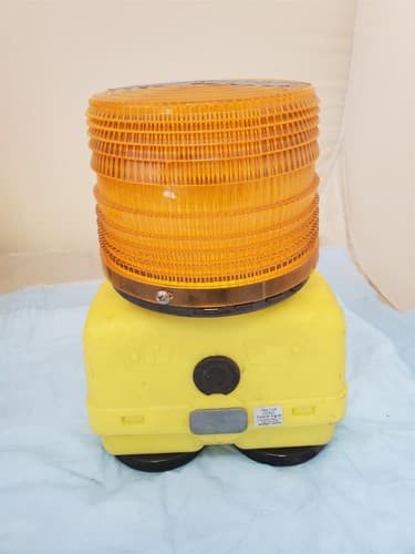 Used Federal Signal Battery Powered Strobe Warning Light Amber BPL26ST Bad light - Thumbnail 4