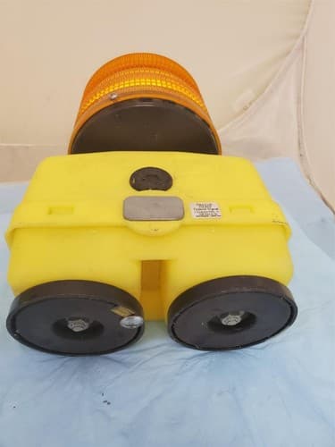 Used Federal Signal Battery Powered Strobe Warning Light Amber BPL26ST Bad light - Thumbnail 6