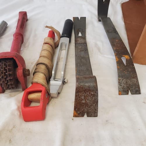 Lot of Crow Bar, Swivel Straight Knife, Grinding Wheel & Other Tools LOT 466 - Thumbnail 10