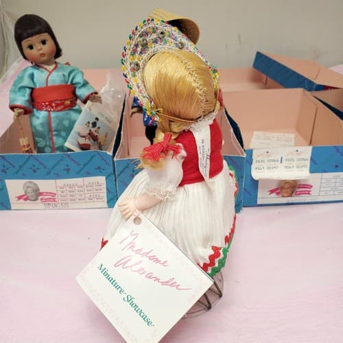 Set Of 4 Vintage Madame Alexander Miniature Showcase Series Dolls - Thumbnail 13