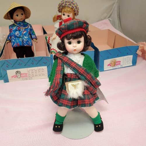 Set Of 4 Vintage Madame Alexander Miniature Showcase Series Dolls - Thumbnail 17