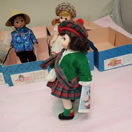 Set Of 4 Vintage Madame Alexander Miniature Showcase Series Dolls - Thumbnail 18