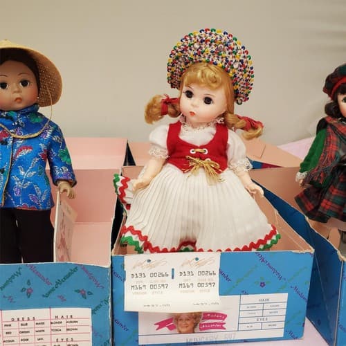 Set Of 4 Vintage Madame Alexander Miniature Showcase Series Dolls - Thumbnail 16