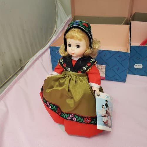 Set Of 5 Madame Alexander Friends From Foreign Lands Collection Dolls - Thumbnail 8