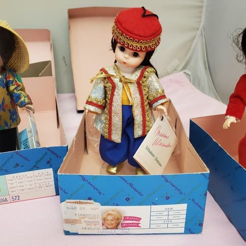 Set Of 4 Vintage Madame Alexander Miniature Showcase Series Dolls - Thumbnail 16