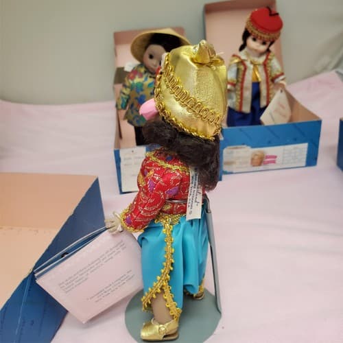 Set Of 4 Vintage Madame Alexander Miniature Showcase Series Dolls - Thumbnail 18