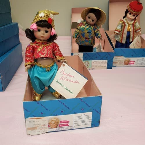 Set Of 4 Vintage Madame Alexander Miniature Showcase Series Dolls - Thumbnail 21