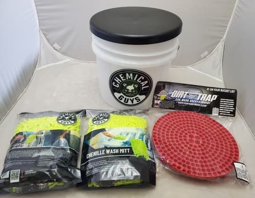 Chemical Guys Detailing Kit Car Wash Red Cyclone Dirt Trap & Chenille Wash Mitt - Image 1