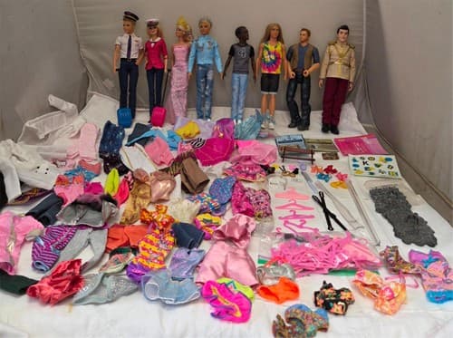 Lot of 8 Dolls, Mayberry Street Miniatures & Mattel Barbie Clothes & Accessories - Thumbnail 2