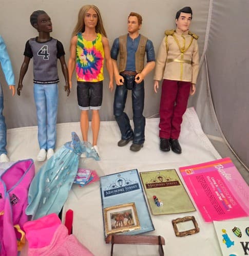 Lot of 8 Dolls, Mayberry Street Miniatures & Mattel Barbie Clothes & Accessories - Thumbnail 9