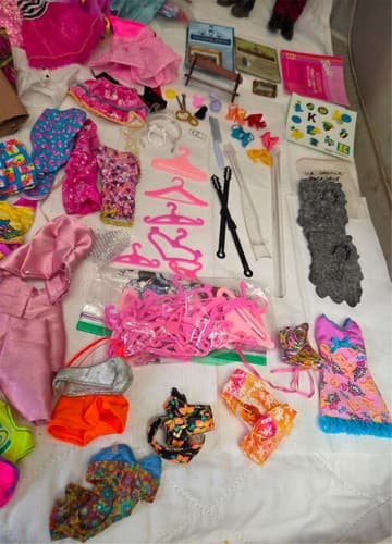 Lot of 8 Dolls, Mayberry Street Miniatures & Mattel Barbie Clothes & Accessories - Thumbnail 12