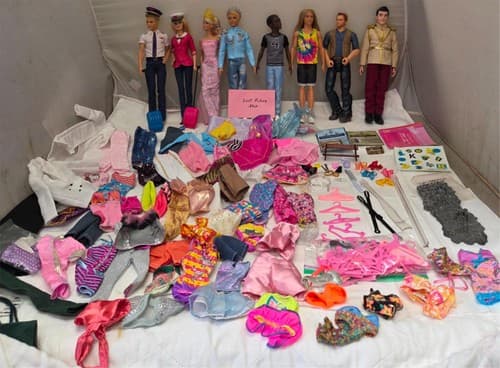 Lot of 8 Dolls, Mayberry Street Miniatures & Mattel Barbie Clothes & Accessories - Thumbnail 17