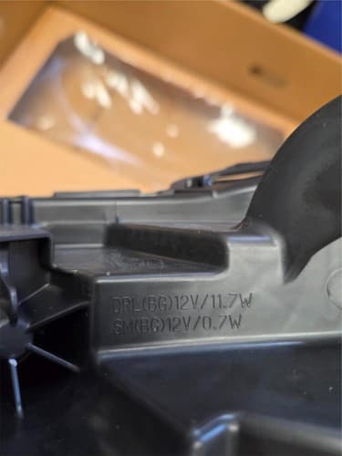 Toyota R 12V OEM Headlamp Assembly RH 81110‑AK010 - Thumbnail 10